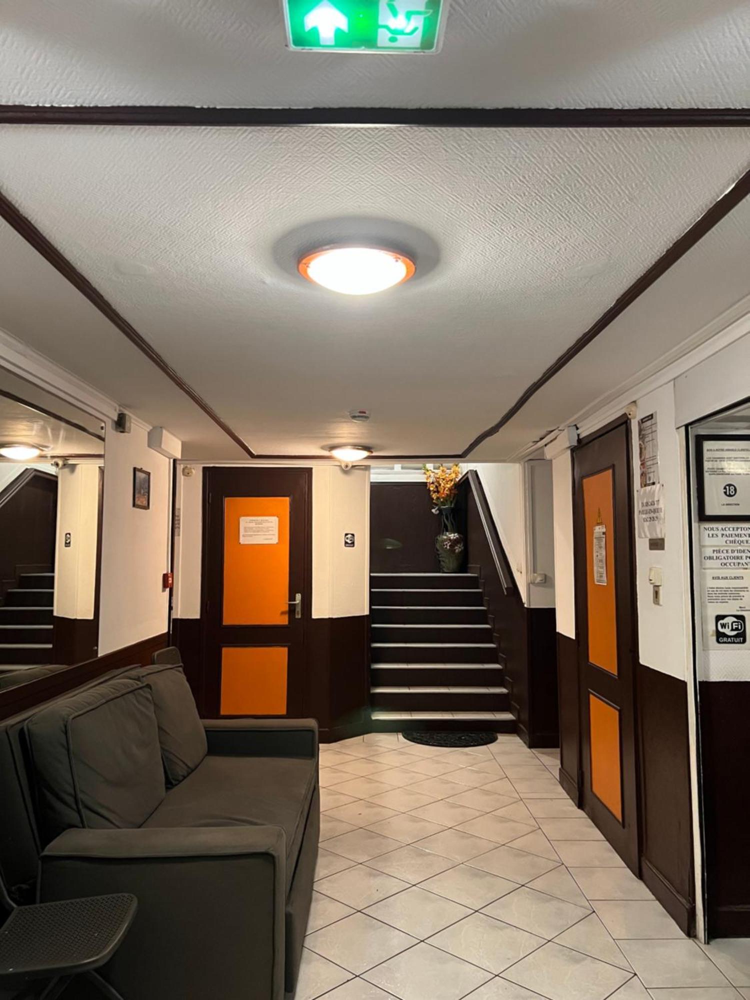 Hotel Du Centre Сен Дьони Екстериор снимка