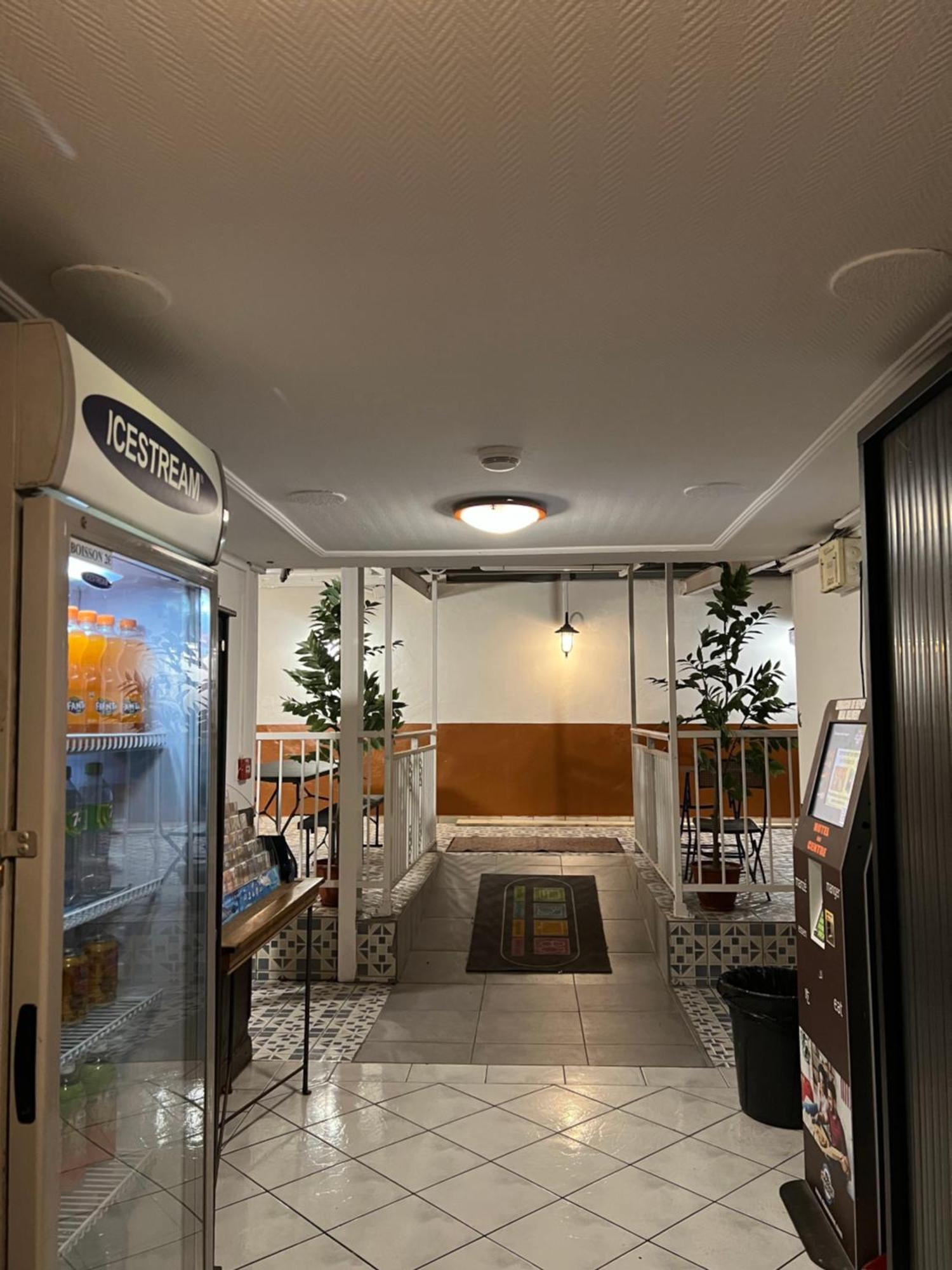 Hotel Du Centre Сен Дьони Екстериор снимка