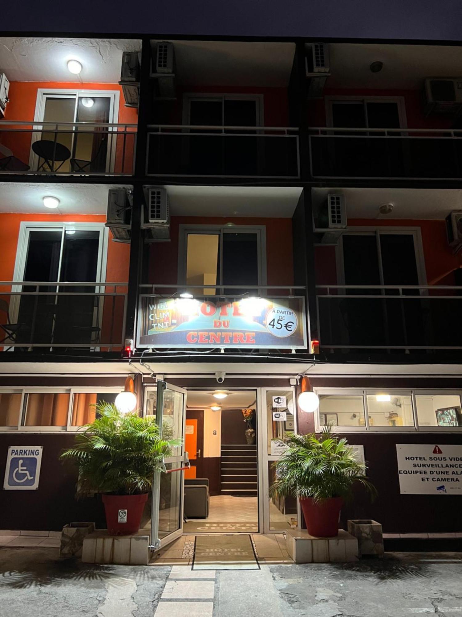 Hotel Du Centre Сен Дьони Екстериор снимка