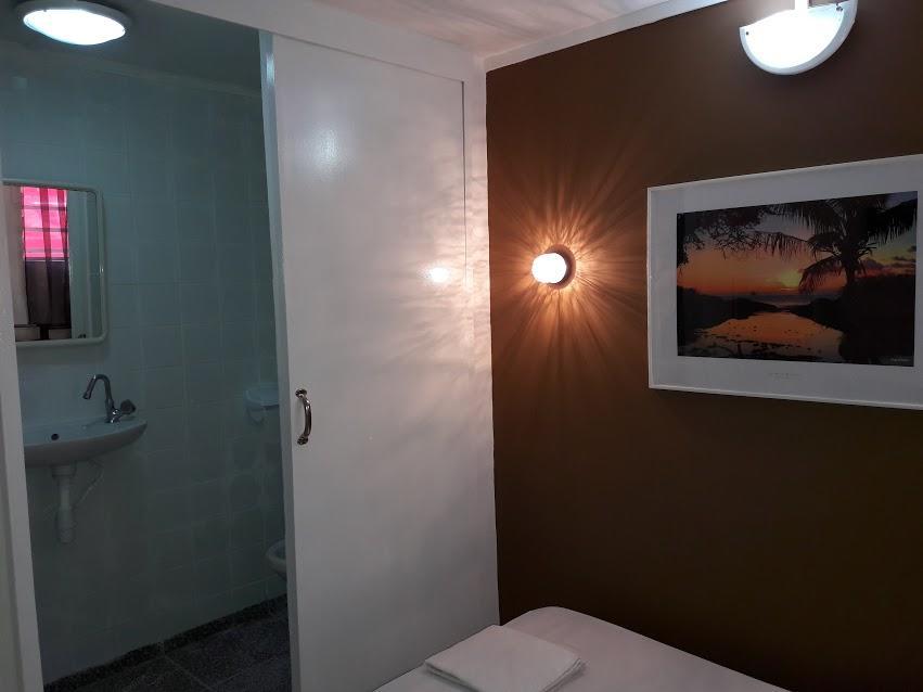 Hotel Du Centre Сен Дьони Екстериор снимка