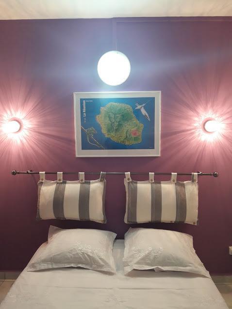 Hotel Du Centre Сен Дьони Екстериор снимка