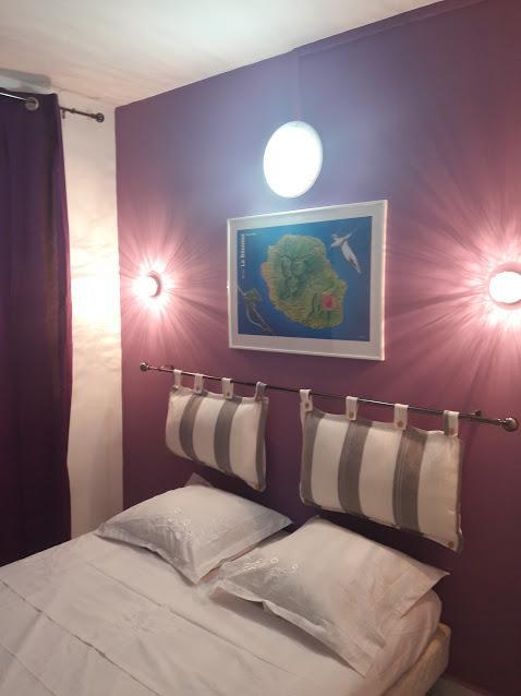 Hotel Du Centre Сен Дьони Екстериор снимка