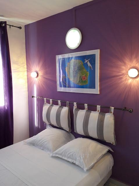 Hotel Du Centre Сен Дьони Екстериор снимка