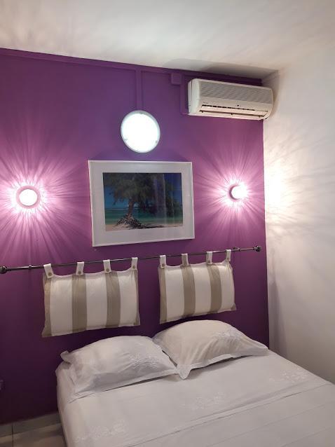 Hotel Du Centre Сен Дьони Екстериор снимка