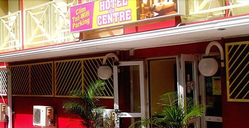 Hotel Du Centre Сен Дьони Екстериор снимка