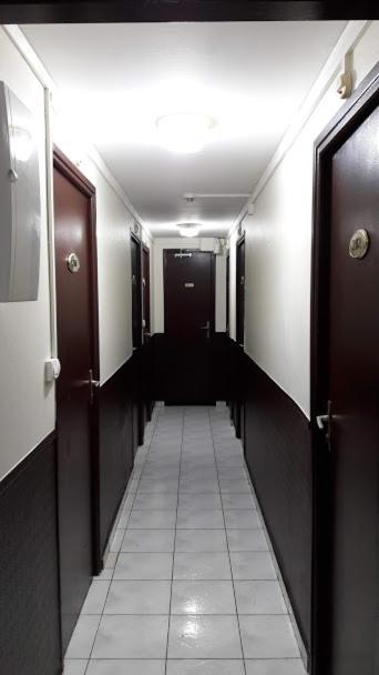 Hotel Du Centre Сен Дьони Екстериор снимка