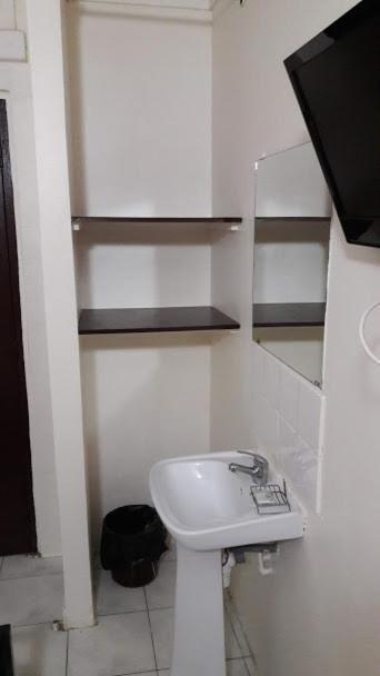 Hotel Du Centre Сен Дьони Екстериор снимка