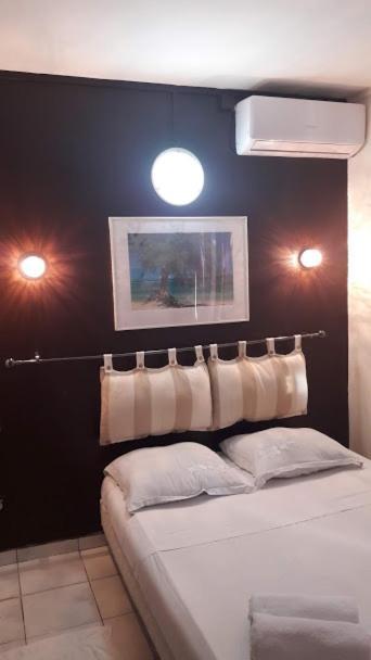 Hotel Du Centre Сен Дьони Екстериор снимка